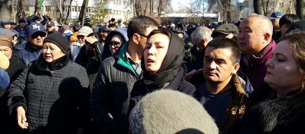 Митинг у здания ГКНБ сторонников задержанного депутата Текебаева - Sputnik Кыргызстан