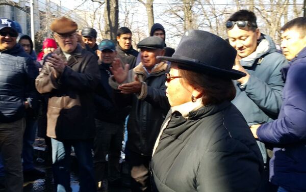 Экс-президент Роза Отунбаева на митинге сторонников лидера фракции Ата Мекен Омурбека Текебаева заявила, что по меньшей мере необходимо добиться домашнего ареста для него. - Sputnik Кыргызстан