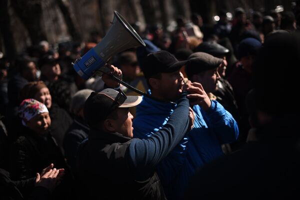 Митинг у здания ГКНБ сторонников задержанного депутата Текебаева в Бишкеке - Sputnik Кыргызстан