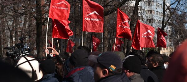 Митинг у здания ГКНБ сторонников задержанного депутата Текебаева в Бишкеке - Sputnik Кыргызстан