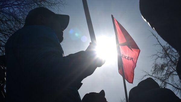Митинг у здания ГКНБ сторонников задержанного депутата Текебаева в Бишкеке - Sputnik Кыргызстан