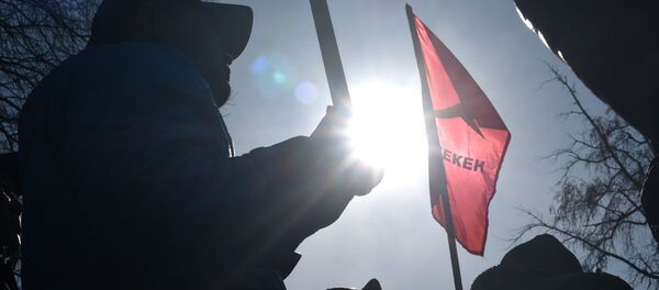 Митинг у здания ГКНБ сторонников задержанного депутата Текебаева в Бишкеке - Sputnik Кыргызстан