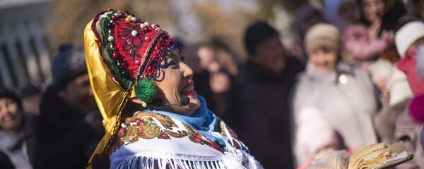 Традиционный праздник проводов зимы — Масленица — у здания Дома дружбы в Бишкеке Традиционный праздник проводов зимы — Масленица — у здания Дома дружбы в Бишкеке - Sputnik Кыргызстан