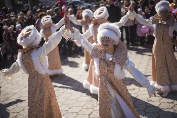 Традиционный праздник проводов зимы — Масленица — у здания Дома дружбы в Бишкеке - Sputnik Кыргызстан