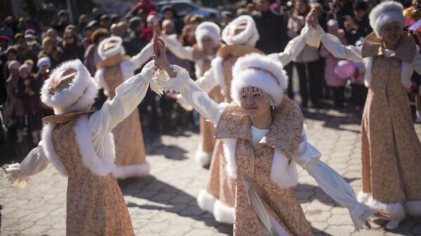 Танцевальная группа выступает на церемонии празднования масленицы в Бишкеке. Архивное фото - Sputnik Кыргызстан