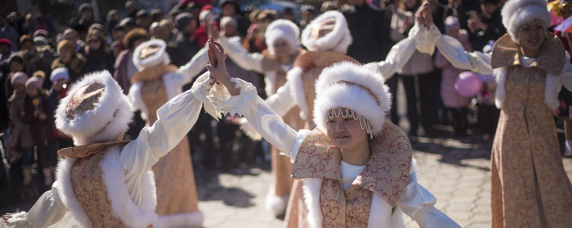Танцевальная группа выступает на церемонии празднования масленицы в Бишкеке. Архивное фото - Sputnik Кыргызстан, 1920, 22.02.2023