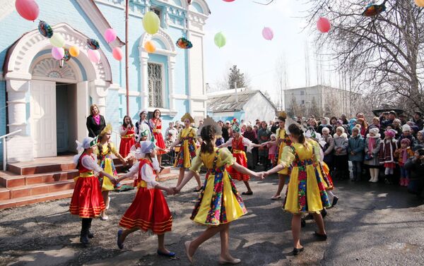 Празднование Масленицы православными христианами в Оше - Sputnik Кыргызстан