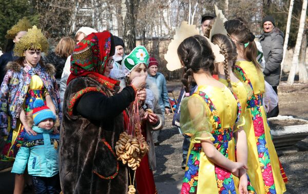 Празднование Масленицы православными христианами в Оше - Sputnik Кыргызстан