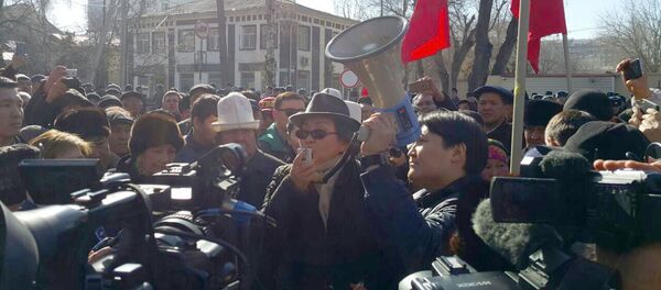 Митинг у здания ГКНБ сторонников задержанного депутата Текебаева в Бишкеке - Sputnik Кыргызстан
