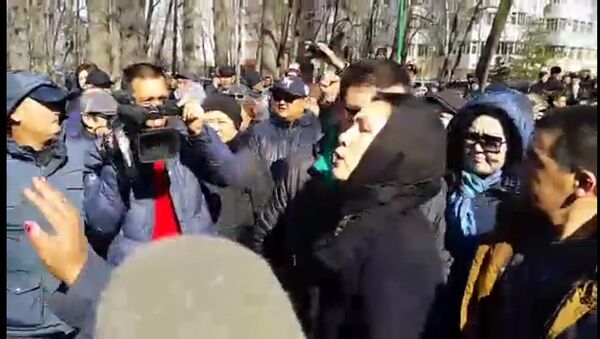 Люди скандировали и требовали освободить Текебаева на митинге у ГКНБ - Sputnik Кыргызстан