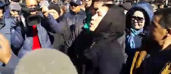 Люди скандировали и требовали освободить Текебаева на митинге у ГКНБ - Sputnik Кыргызстан