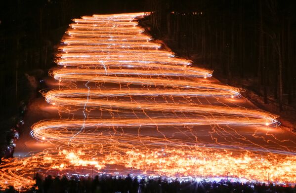 Россиянын Железногорск шаарында лыжачылар жана сноубордисттер колдоруна факел кармап алып тоодон ылдый түшүштү - Sputnik Кыргызстан