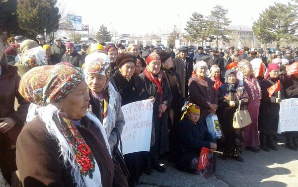 Если их требование не будет выполнено, люди грозятся продолжить акцию протеста - Sputnik Кыргызстан
