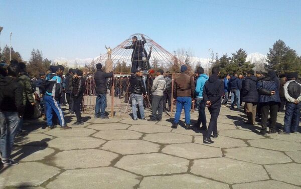 Порядка 300 сторонников задержанного депутата Омурбека Текебаева вышли на бессрочный митинг в Базар-Коргоне и устанавливают юрты - Sputnik Кыргызстан