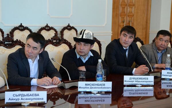 Встреча состоялась по просьбе общественных объединений Мекен шейиттери, Айкол Ала-Тоо, Эр теги и Апрель байрагы - Sputnik Кыргызстан