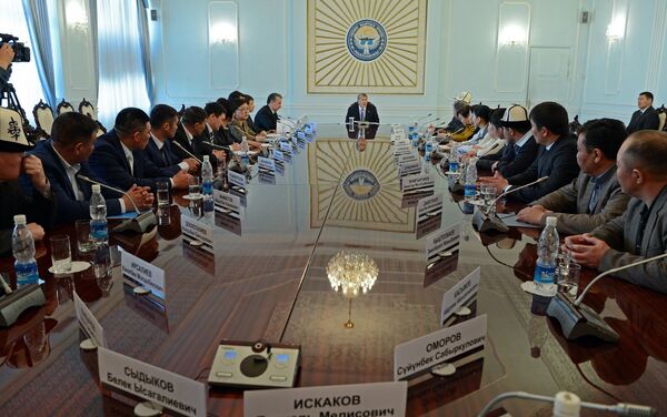 Президент Алмазбек Атамбаев встретился с представителями общественных объединений семей погибших, пострадавших и участников апрельских событий 2010 года - Sputnik Кыргызстан