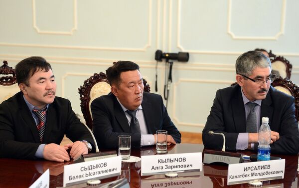 Обсуждались текущая ситуация в стране и вопросы, связанные с проведением седьмой годовщины апрельских событий. - Sputnik Кыргызстан