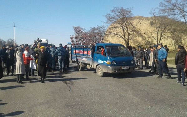 Митингующие перекрыли 570-й километр трассы Бишкек — Ош, а ранее установили юрты в центре Базар-Коргона - Sputnik Кыргызстан