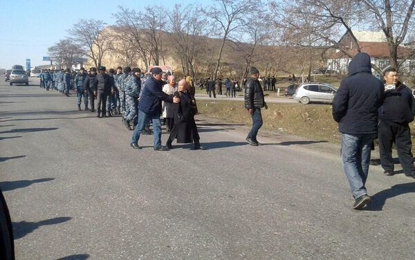 На место прибыли сотрудники правоохранительных органов, которые следят за правопорядком. Однако митингующие не намерены прекращать акцию - Sputnik Кыргызстан