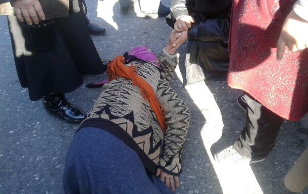 По сообщению корреспондента Sputnik Кыргызстан, женщина средних лет пыталась остановить едущую машину и упала в обморок. Ей вызвали скорую помощь. - Sputnik Кыргызстан