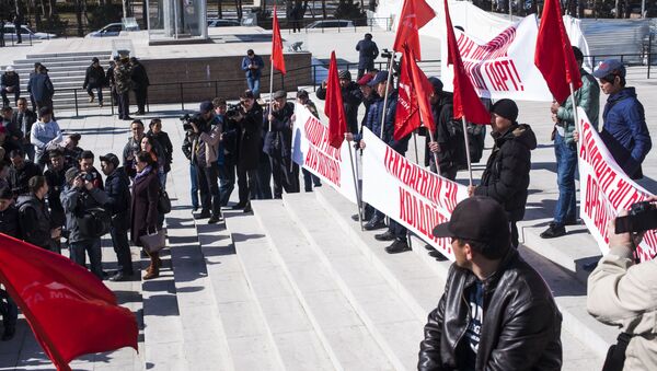 Митинг сторонников Текебаева у здания Жогорку Кенеша в Бишкеке - Sputnik Кыргызстан
