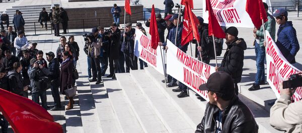 Митинг сторонников Текебаева у здания Жогорку Кенеша в Бишкеке - Sputnik Кыргызстан