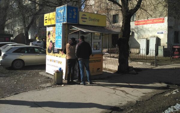 Демонтаж мобильных переносных пунктов приема платежей одной из компаний проводится в Бишкеке - Sputnik Кыргызстан
