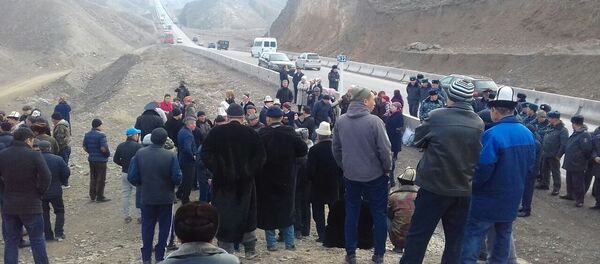 Акция протеста жителей Кадамжайского района Баткенской области - Sputnik Кыргызстан