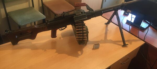 Кыргызстанец добровольно сдал в милицию пулемет Калашникова и 19 боевых патронов (калибра 7,62 миллиметра) - Sputnik Кыргызстан