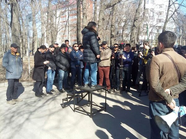 Митинг сторонников депутата Текебаева у здания ГКНБ в Бишкеке Митинг сторонников депутата Текебаева у здания ГКНБ в Бишкеке - Sputnik Кыргызстан