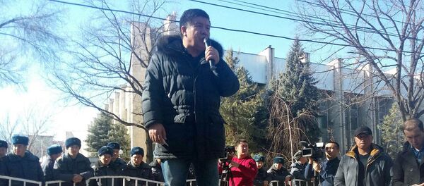 Митинг сторонников депутата Текебаева у здания ГКНБ в Бишкеке Митинг сторонников депутата Текебаева у здания ГКНБ в Бишкеке - Sputnik Кыргызстан