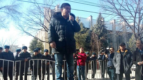 Митинг сторонников депутата Текебаева у здания ГКНБ в Бишкеке - Sputnik Кыргызстан