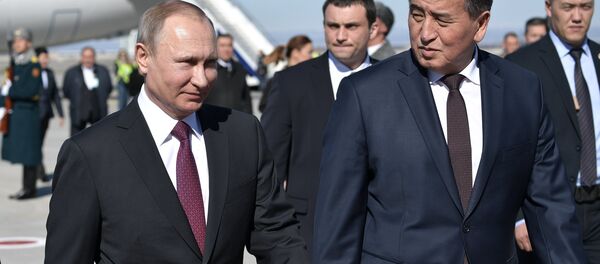 Премьер-министр Сооронбай Жээнбеков во время встречи президента России Владимира Путина в аэропорту Манас. Архивное фото Премьер-министр Сооронбай Жээнбеков во время встречи президента России Владимира Путина в аэропорту Манас. Архивное фото - Sputnik Кыргызстан