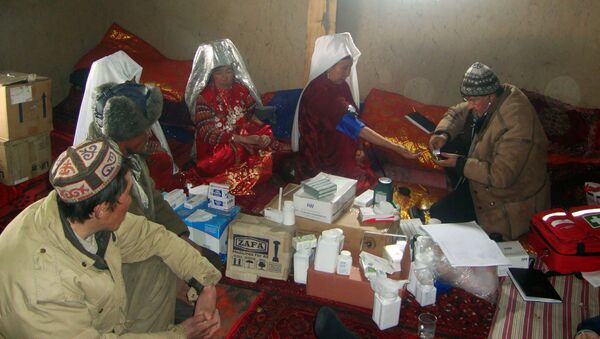 Оказание медицинской помощи памирским кыргызам. Архивное фото - Sputnik Кыргызстан