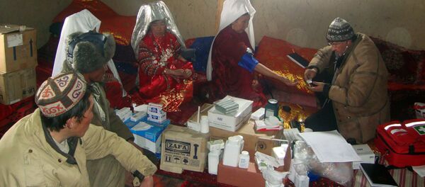 Оказание медицинской помощи памирским кыргызам Оказание медицинской помощи памирским кыргызам - Sputnik Кыргызстан