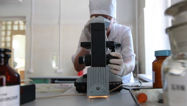 Сотрудник лаборатории во время работы. Архивное фото - Sputnik Кыргызстан