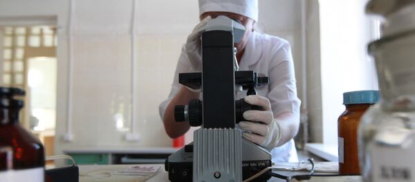 Сотрудник лаборатории во время работы. Архивное фото - Sputnik Кыргызстан