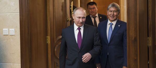 Президент Кыргызстана Алмазбека Атамбаева и глава РФ Владимир Путин во время встречи в Бишкеке. Архивное фото - Sputnik Кыргызстан