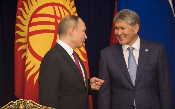 Алмазбек Атамбаев и Владимир Путин беседуют перед совместной пресс-конференцией - Sputnik Кыргызстан