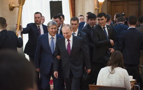 Кыргызстан менен Россия президенттери Алмазбек Атамбаев жана Владимир Путин жолугушуудан кийин - Sputnik Кыргызстан