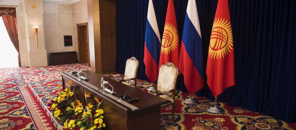 Флаги Кыргызстана и России. Архивное фото - Sputnik Кыргызстан