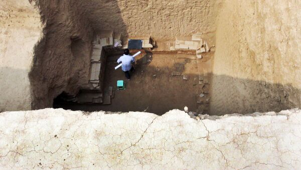 Археологи во время раскопок. Архивное фото - Sputnik Кыргызстан