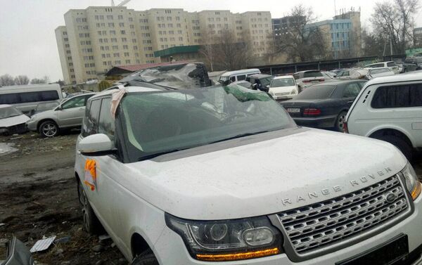 Ал айдап бараткан автоунаа жол жээгиндеги темир түркүктү сүзгөн - Sputnik Кыргызстан