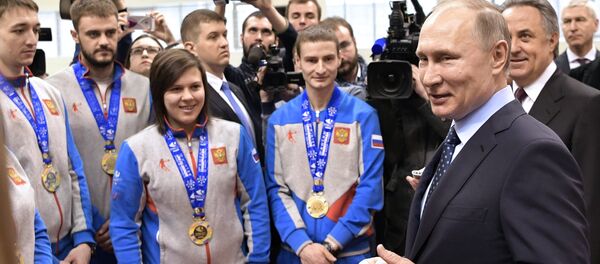 Президент РФ Владимир Путин во время посещения регионального центра спортивной подготовки Академия биатлона в Красноярске - Sputnik Кыргызстан