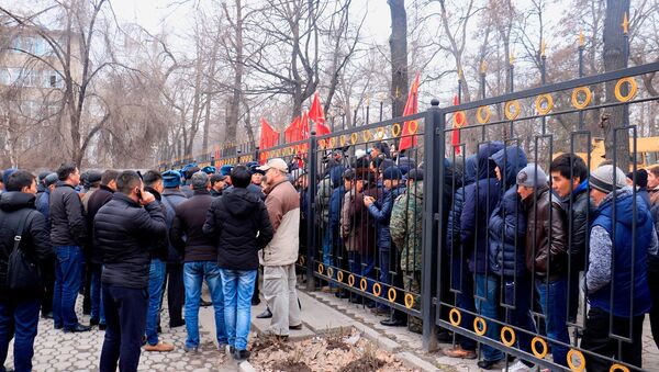 Сторонники Омурбека Текебаева на митинге у задния КТКР - Sputnik Кыргызстан