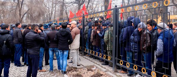 Митинги сторонников Омурбека Текебаева у задния КТКР - Sputnik Кыргызстан