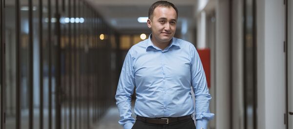 Коомдук биринчи каналдын жетекчиси Илим Карыпбековдун архидвик сүрөтү - Sputnik Кыргызстан