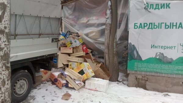 Столичная санитарно-экологическая инспекция оштрафовала арендатора торгового павильона, где наблюдалось скопление мусора - Sputnik Кыргызстан