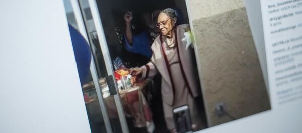 Снимок с социальной сети instagram пользователя treasure_marnae. Исполняющая зажигательный танец на свой сотый день рождения бабушка - Sputnik Кыргызстан