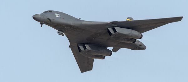 Бомбардировщик ВВС США B-1. Архивное фото Бомбардировщик ВВС США B-1. Архивное фото - Sputnik Кыргызстан